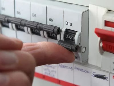 Wie Unternehmen durch die DGUV V3 Prüfung langfristig Kosten und Haftungsrisiken senken können