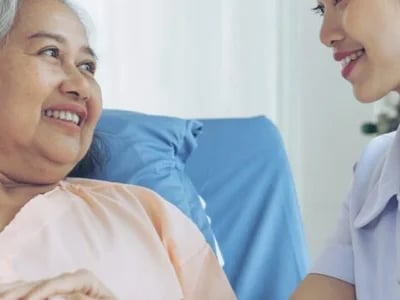 Unternehmensberatung Pflegedienst vs. Altenheim: Welche Option ist die beste für Ihre Familie?
