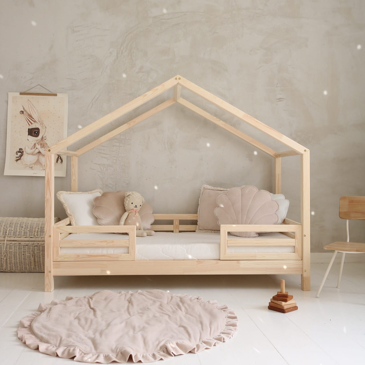 Für ein stilvolles Kinderzimmer: Hausbett 120x200 mit natürlichem Design