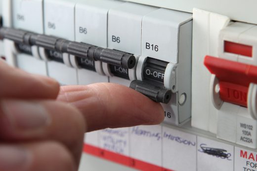 Wie Unternehmen durch die DGUV V3 Prüfung langfristig Kosten und Haftungsrisiken senken können